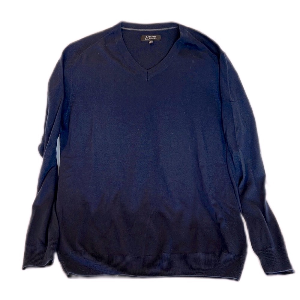 Tahari, Italian merino men’s wool size medium, made in Italy, dark blue.